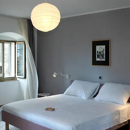 Moderno 3 Casa Vecchia بيروغ