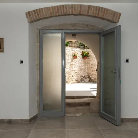Moderno 3 Casa Vecchia فيلة بيروغ